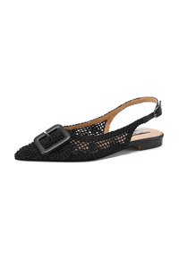 Scarpa slingback nera con intricata fantasia simile a pizzo, punta affusolata, fascia ampia con fibbia quadrata nera e tacco basso.