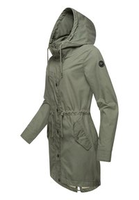 Veste vert olive avec capuche réglable, taille à cordon, fermeture à boutons sur le devant et poches latérales. Texture lisse, design mi-long.