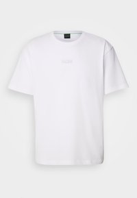 T-shirt blanc à manches courtes avec col rond et logo "BOSS" subtilement embossé centré sur la poitrine.