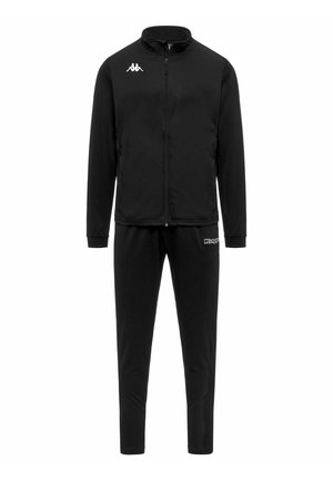 Giacca sportiva nera con zip integrale e pantaloni abbinati con logo Kappa bianco sul petto e sulla coscia sinistra, mostrati su sfondo bianco.