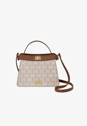 Sac à main trapèze beige et marron avec le logo « Cavalli Class » répété, fermeture dorée, poignée supérieure et longue bandoulière réglable.
