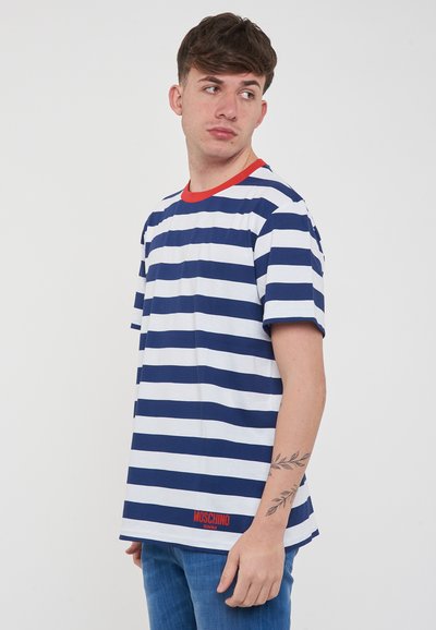 T-shirt a righe caratterizzato da strisce orizzontali blu navy e bianche, colletto rotondo rosso e logo "Moschino Swim" rosso sull'orlo. Design a maniche corte.