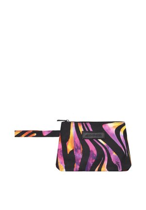 Piccola pochette rettangolare da polso con cerniera, base nera e vivaci strisce astratte di zebra arancione, rosa e viola, con etichetta del marchio sul davanti.