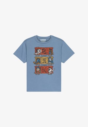 Camiseta de algodón azul claro con un diseño gráfico que presenta vagones de tren coloridos y personajes de dibujos animados. Estilo de mangas cortas y cuello redondo.