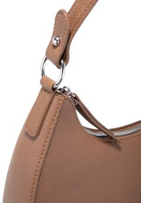 Borsa a tracolla in pelle marrone con una forma curva, caratterizzata da accessori in metallo argentato e un dettaglio con zip nella parte superiore. Include una tracolla regolabile.
