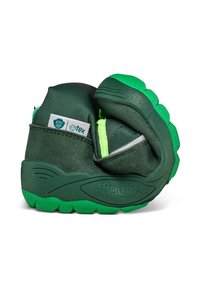 Grüner Schuh mit einem Obermaterial aus strukturiertem Stoff und Gummisohle. Verfügt über einen gepolsterten Kragen und kontrastierende grüne Akzente; faltbares Design für kompakte Aufbewahrung.