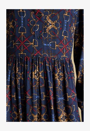Marineblaues Kleid aus strukturiertem Stoff mit goldenen und roten abstrakten Mustern, Knopfverschluss und geraffter Taille.