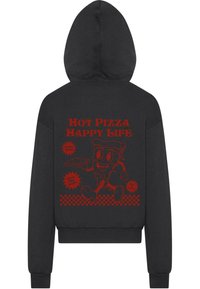 Zwarte hoodie met een grafische print van een cartoon pizza-personage, met rode tekst "Hot Pizza Happy Life" en een geruit patroon aan de onderkant.