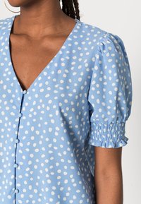 JDY JDYJULIA SMOCK - Blusa - della robbia blue/cloud dancer
