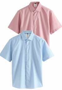 Camisas de manga corta en algodón de rayas color rosa claro y azul claro. Presentan cierres de botones y un diseño de cuello clásico.