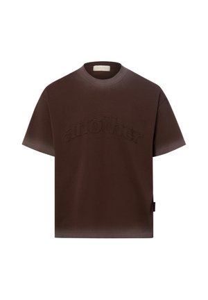 Dunkelbraunes T-Shirt mit kurzen Ärmeln und Rundhalsausschnitt, mit dem gestickten Wort "another" auf der Brust in passendem Garn.