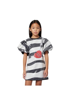 Vestido às riscas preto e branco com lantejoulas, mangas bufantes e detalhe gráfico de coração vermelho. Textura suave e corte solto.