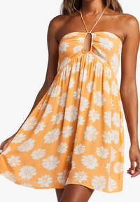 Stropeløs sommerkjole i orange med hvid blomsterprint, med en nøglehulldetail og sammensnøring, lavet af et let, struktureret materiale.