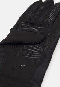 Mănușă sport neagră cu modele texturate din cauciuc pentru prindere, țesătură elastică și curea cu arici pentru ajustarea potrivirii. Logo pe zona încheieturii.