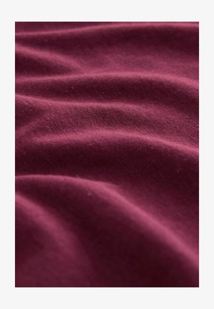 Sügav burgundi värvi kangas pehme ja tekstuurse pinnaga, millel on peened lainetused ja voldid. Materjal tundub kerge ja venitatav.