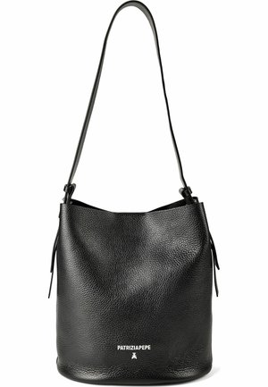 Bolso tipo cubo de cuero negro texturizado con correa para el hombro, con la marca "Patrizia Pepe" en blanco en el centro delantero.