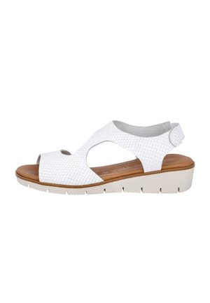 Sandalias blancas con parte superior texturizada, punta abierta y recortes laterales. Suela de color claro con una ligera plataforma y correa de apoyo en el talón.