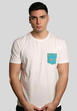 T-shirt bianco a maniche corte con una tasca blu decorata con un motivo di palme. Materiale morbido, design con collo rotondo, vestibilità standard.