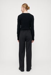 Vero Moda Tall VMBERLIN MY WIDE - Kalhoty - obsidian/oatmeal