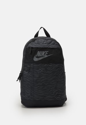 Czarny i szary plecak Nike z falistym wzorem, przednią kieszenią z siatki, logo Nike i górnym uchwytem na białym tle.