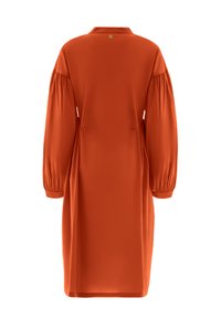 Langärmliges A-Linien-Kleid in rostorange, mit einem kragenförmigen Ausschnitt, Puffärmeln und einer glatten, fließenden Textur.