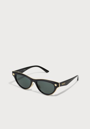 Óculos de sol pretos com formato de olho de gato, com detalhes em dourado na armação e lentes escuras. Apresenta a marca Versace nas laterais.