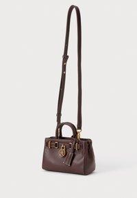 Borsa a mano in pelle marrone scuro con finitura texture, dettagli in metallo dorato, manici corti e una tracolla regolabile.