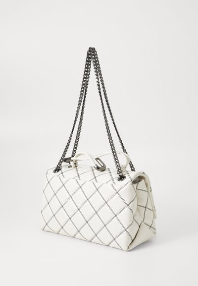 Borsa a tracolla bianca trapuntata con cuciture nere, forma rettangolare, doppie tracolle a catena e una texture in pelle liscia. Presenta una chiusura a gancio.