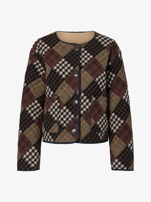 Giacca trapuntata con un motivo scozzese marrone, nero e crema, scollatura tonda, due tasche frontali e rifiniture scure con chiusura a bottoni.