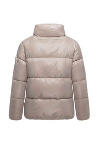 Giacca a vento in beige chiaro con colletto alto, design trapuntato e texture liscia. Presenta sezioni orizzontalmente cucite.