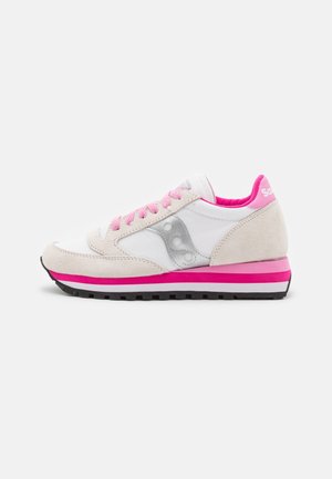 Hvid og beige sneaker med lyserøde detaljer, lyserøde snørebånd, sølv side-logo og sort rillede sål set fra siden.