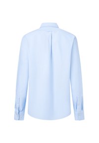 Jasnoniebieska koszula z długim rękawem, z kołnierzykiem zapinanym na guziki, o miękkiej fakturze i z pojedynczym zakładaniem z tyłu. Zapięcia na guziki przy mankietach oraz dopasowany krój.