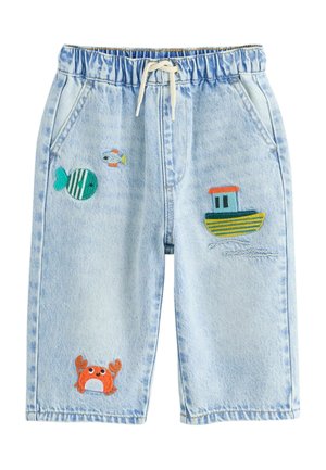 Pantaloni scurți din denim pentru copii, de culoare albastru deschis, cu talie elastică, șnur și aplicații brodate cu tematică marină, inclusiv pește, crab și barcă.