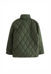 Giacca trapuntata verde con motivo a rombi, colletto alto e vestibilità ampia. Tessuto morbido senza hardware o dettagli visibili.