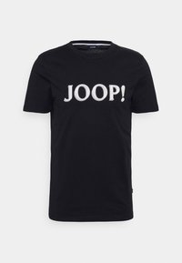 Černé tričko s krátkým rukávem s bílým nápisem "JOOP!" umístěným ve středu přední strany na jednofarebném světlém pozadí.