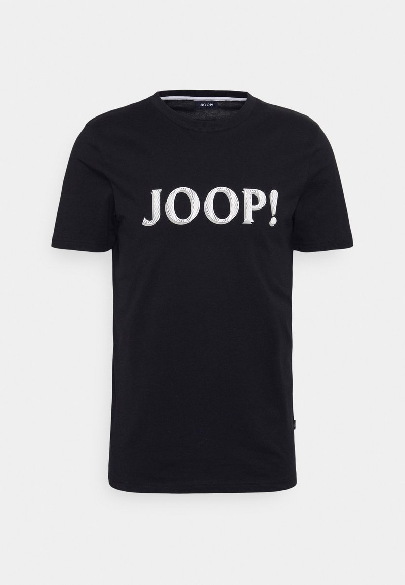 Černé tričko s krátkým rukávem s bílým nápisem "JOOP!" umístěným ve středu přední strany na jednofarebném světlém pozadí.