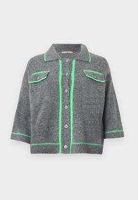 Hall halli kudumiskaardiigan, millel on krae, lühikesed varrukad, rohelist toonis detailid õmbluste ja taskute ääres ning hallid nööbid ees.