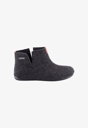 Stivaletti alla caviglia grigi con punta rotonda, caratterizzati da un design con ritagli e accenti in pelle color cammello. La suola è nera e piatta.