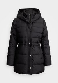 Μαύρο μπουφάν τύπου puffer με κουκούλα, που διαθέτει φερμουάρ, κουμπιά μεσαίου τύπου και κάθετη ραφή. Ρυθμιζόμενη μέση με συρικνωμένη σχεδίαση.