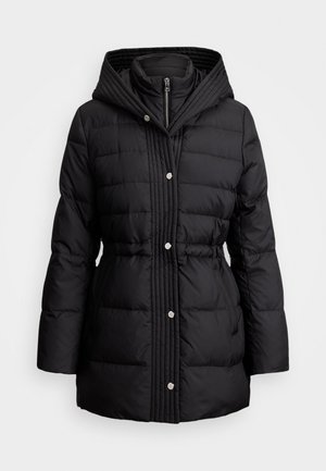 Sort pufferjakke med hætte, der har lynlås, trykknapper og lodret quiltet tekstur. Justerbar talje med en indsnævret design.