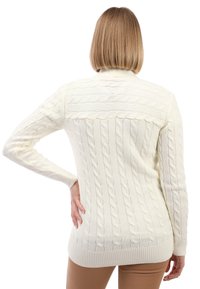 Witte kabelgebreide trui, met een textuurpatroon, lange mouwen, geribbelde manchetten en zoom. Aansluitend ontwerp met een hoge hals.