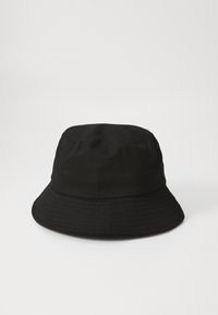 Cappello a secchiello nero realizzato in tessuto liscio, con una visiera larga e piatta e una corona strutturata. Nessun logo o motivo visibile.