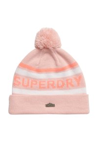 Różowa dziana czapka z pomponem, z poziomymi białymi i pomarańczowymi paskami oraz słowem "SUPERDRY" w wyraźnym, kontrastowym napisie.