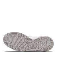 Witte sneaker zool met gestructureerd grijs rubber, voorzien van een zigzagpatroon en een logo. Gebogen randen en geribbelde ontwerpen voor grip.