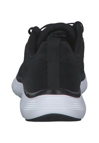 Czarne buty sportowe z fakturowaną cholewką, białą podeszwą środkową i pętlą na pięcie dla łatwego zakładania.