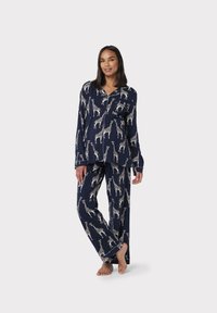 Marineblauw pyjama set met een girafpatroon; gemaakt van zachte stof met een ontspannen pasvorm, inclusief lange mouwen en broek met een zachte textuur.