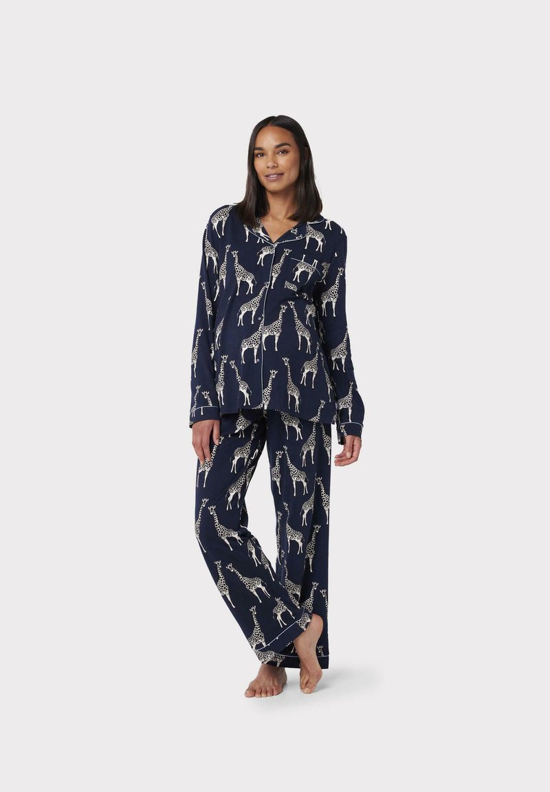 Marineblauw pyjama set met een girafpatroon; gemaakt van zachte stof met een ontspannen pasvorm, inclusief lange mouwen en broek met een zachte textuur.