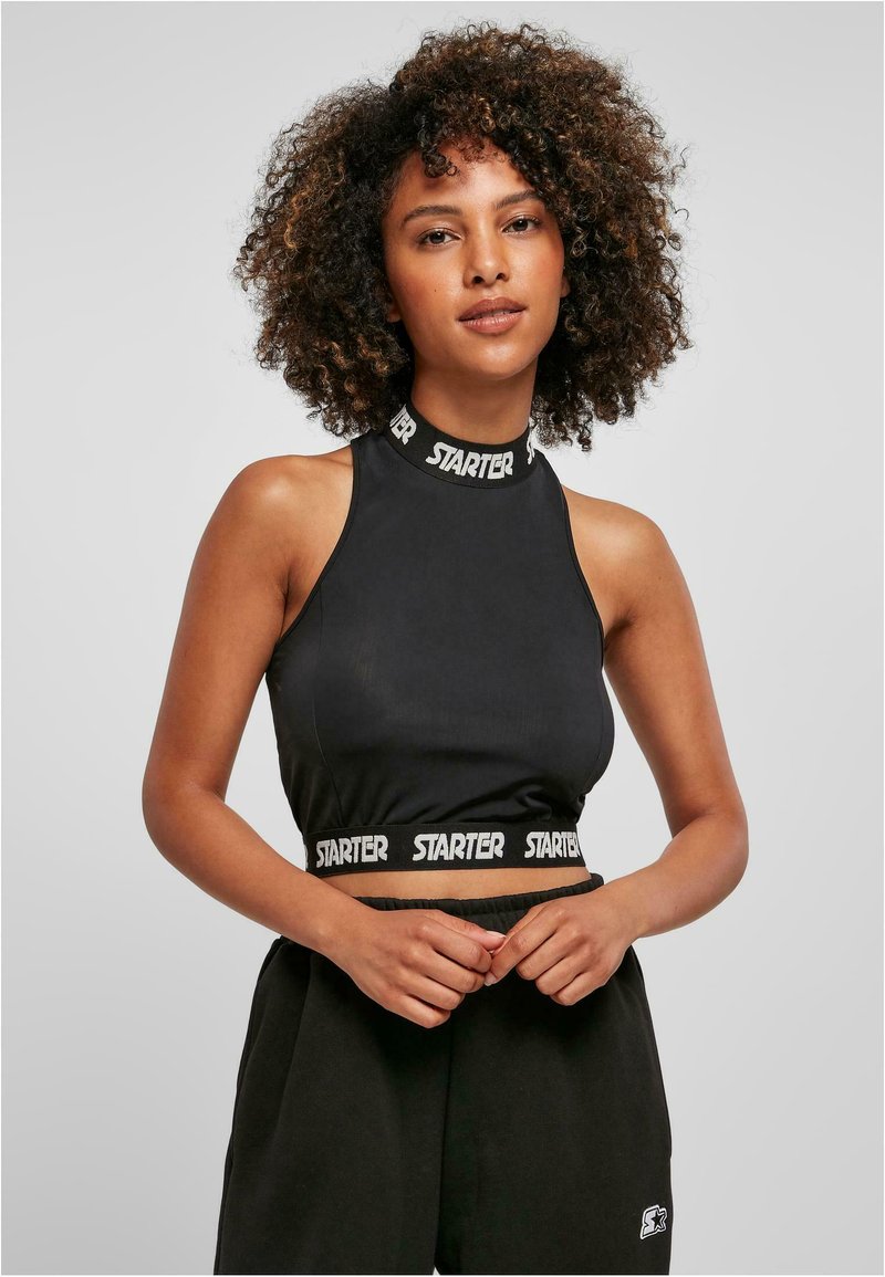 Schwarzes, kurzes Tanktop mit hohem Ausschnitt, das ein auffälliges weißes "STARTER"-Logo am Kragen und Saum zeigt und aus glattem, dehnbarem Stoff hergestellt ist.