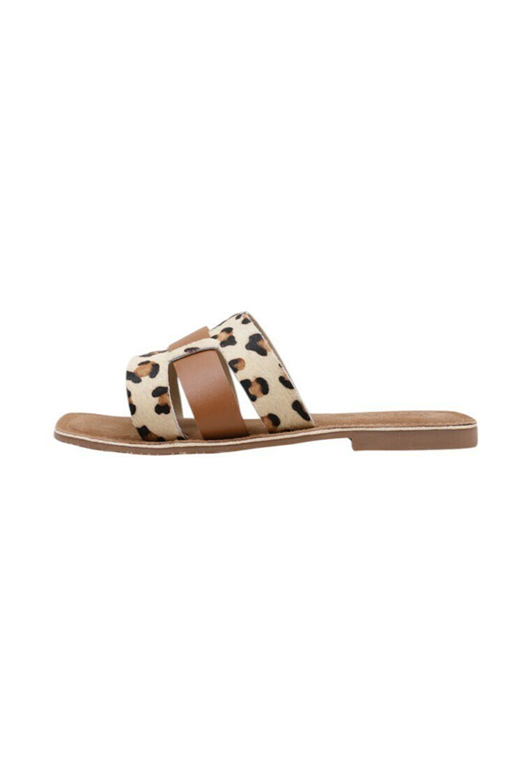 Sandalia plana de estampado de leopardo con correas marrones, suela plana y una textura suave. Diseño de punta abierta con un aspecto casual.