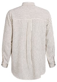 Chemise légère à manches longues crème avec de fines rayures noires verticales, dotée d'un col, de poignets à boutons et d'un ourlet légèrement arrondi.